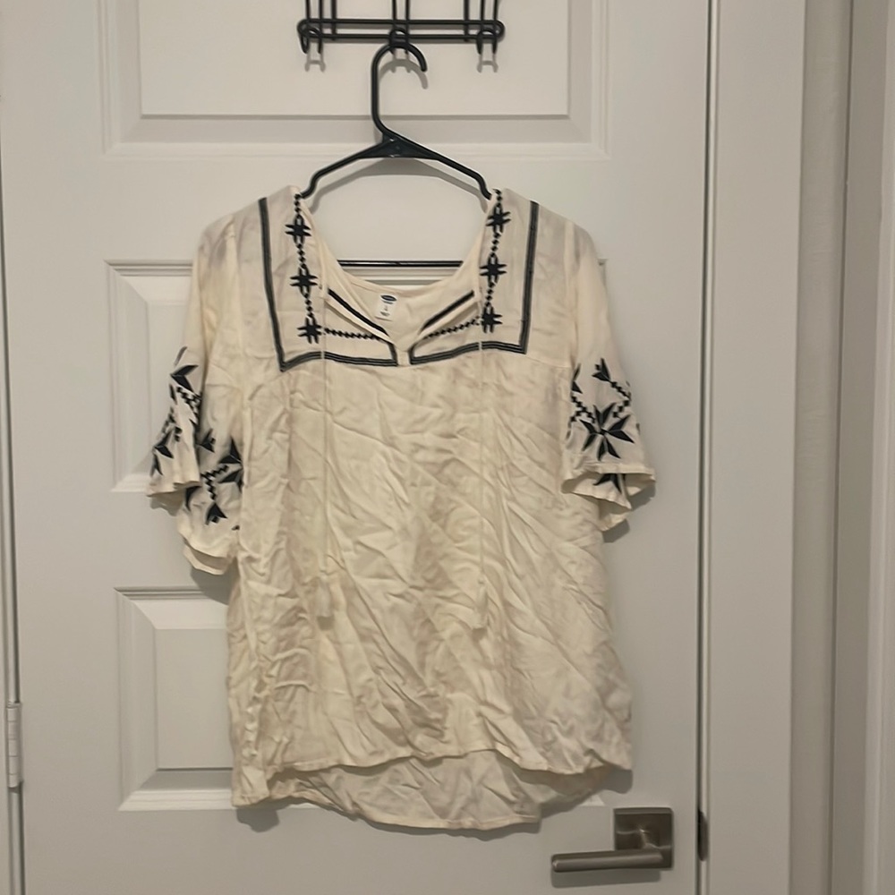 White top with back embroidered detailing